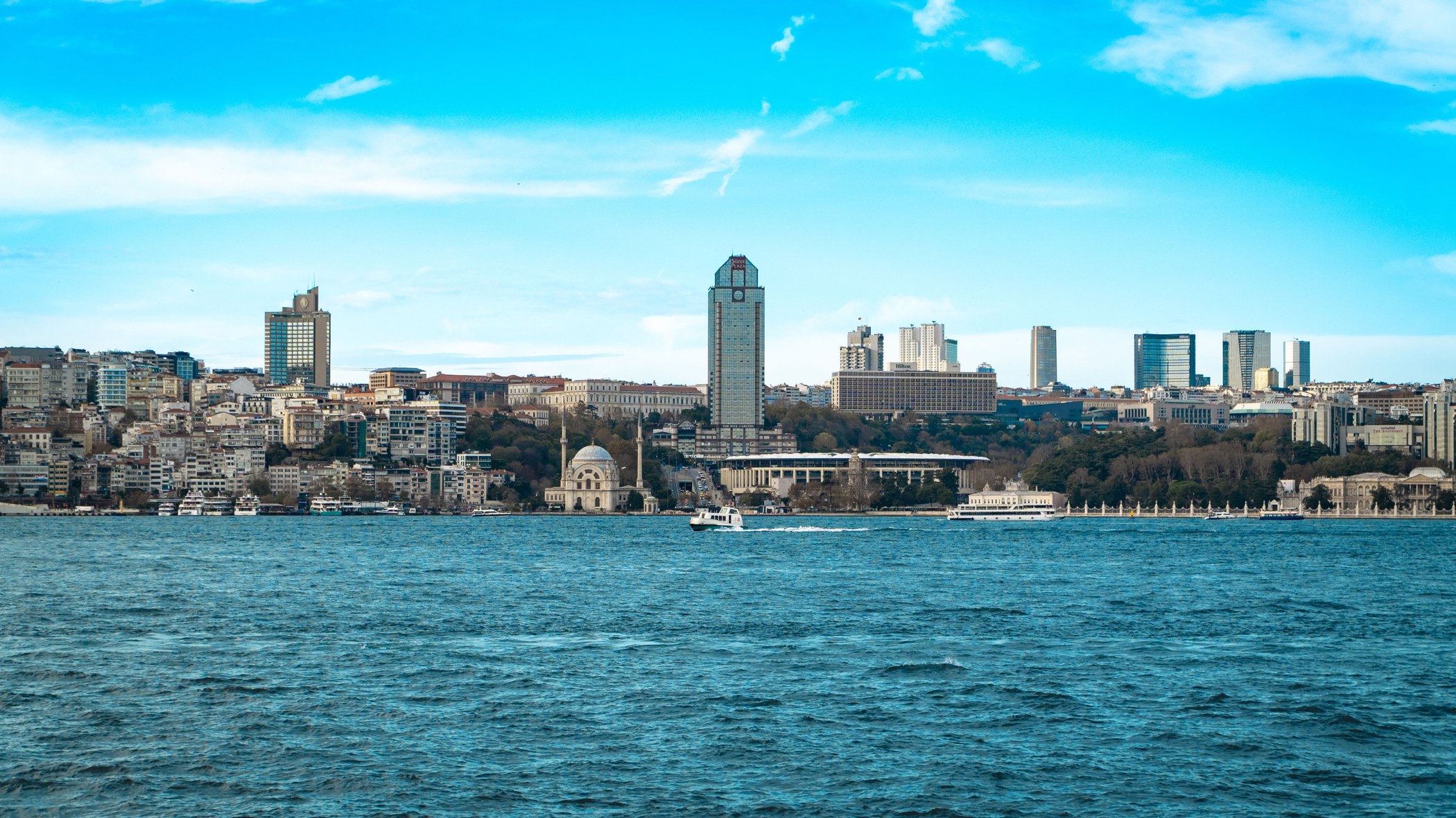 İstanbul Boğazı ve şehrin kıyı silüeti