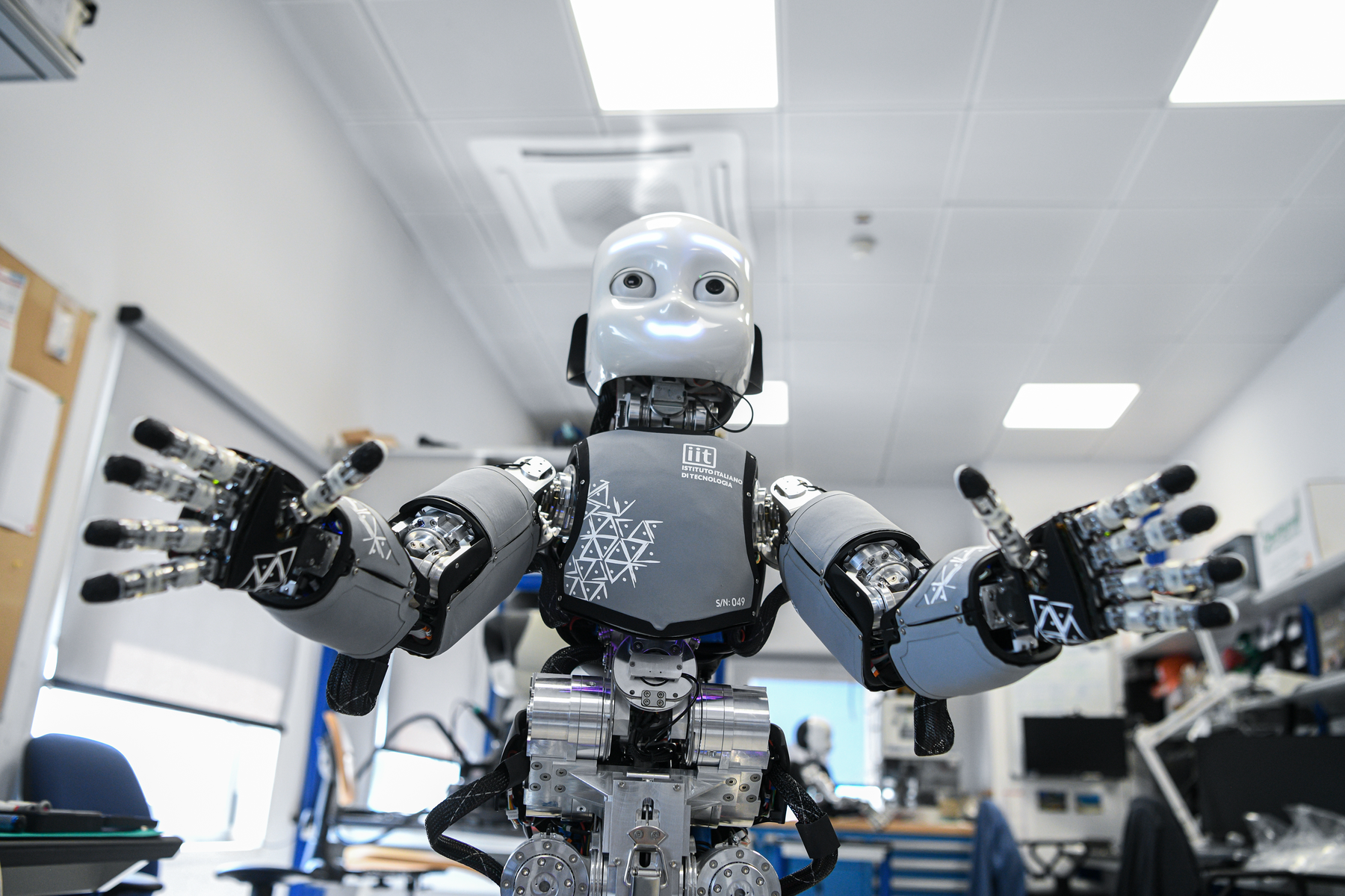 IIT laboratuvarındaki iCub insansı araştırma robotu